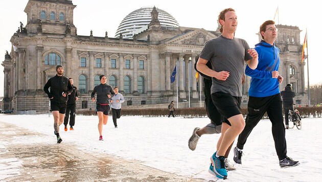 Mark Zuckerberg läuft am Reichstag vorbei. (Bild: facebook.com/zuckerberg)