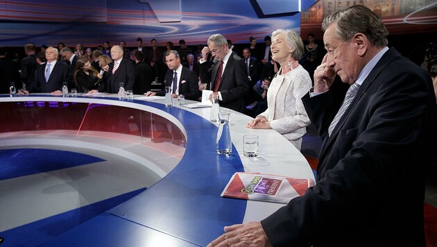Die sechs Kandidaten des ersten Durchgangs im TV-Studio (Bild: APA/Georg Hochmuth)