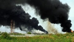 Pechschwarze Rauchsäulen über der Ölraffinerie in Coatzacoalcos (Bild: APA/AFP/SERGIO BALANDRANO)