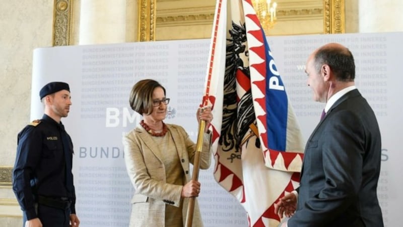 Feierliche Amtsübergabe im Innenministerium: Mikl-Leitner überreicht Sobotka die Ressort-Fahne. (Bild: APA/HELMUT FOHRINGER)