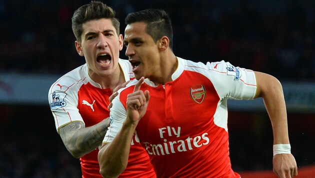 Alexis Sanchez (re.) jubelt mit seinem Arsenal-Teamkollegen Hector Bellerin (Bild: APA/AFP/GLYN KIRK)