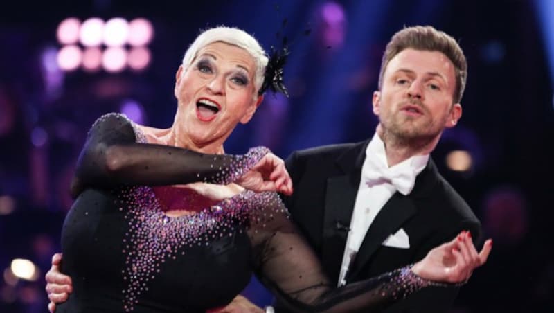 „Dancing Star“ Willi Gabalier mit Jazz Gitti (Bild: ORF)