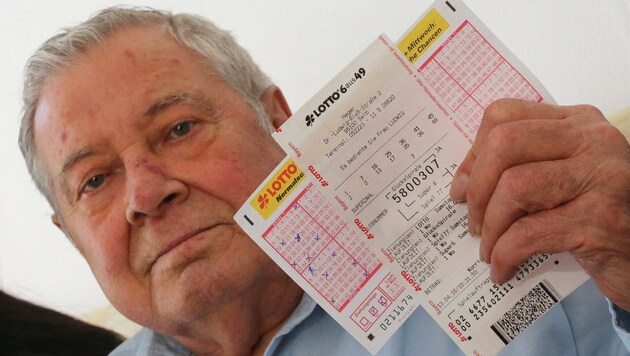 Erwin D. mit dem Lottoschein, der ihn fast zum Multimillionär gemacht hätte. (Bild: APA/dpa/Hannes Bessermann)