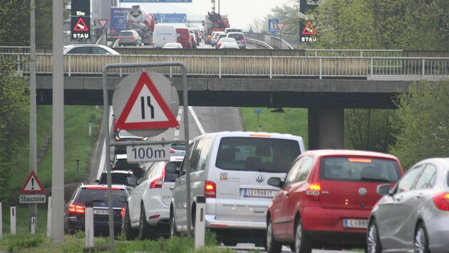 Auf der A7, wie hier in Linz-Urfahr, staut es gewaltig (Bild: Kronen Zeitung)