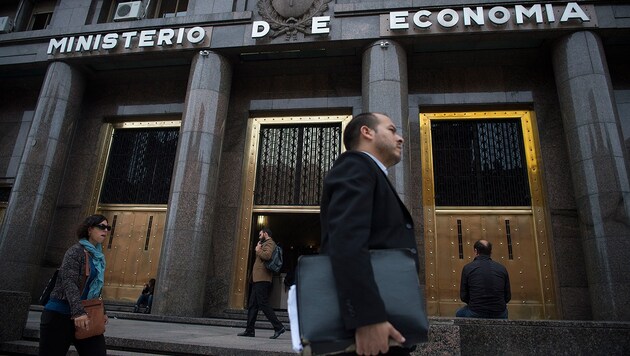Auch das Wirtschaftsministerium in Buenos Aires blickt einer positiveren Zukunft entgegen. (Bild: APA/AFP/EITAN ABRAMOVICH)