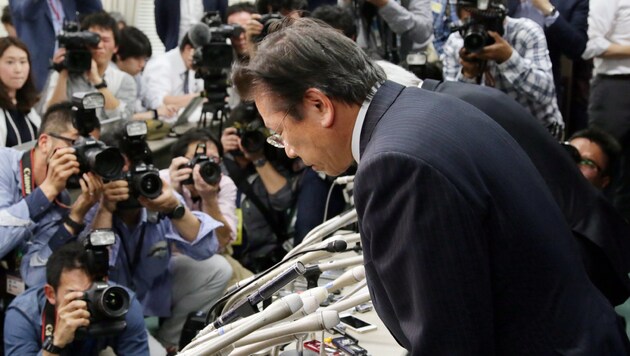 Mitsubishi-Konzernpräsident Tetsuro Aikawa entschuldigt sich für die Manipulationen. (Bild: AFP)