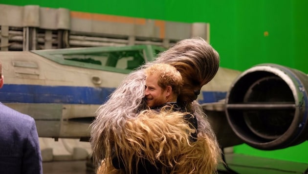 Prinz Harry ging mit Chewbacca auf Tuchfühlung. (Bild: twitter.com/KensingtonRoyal)