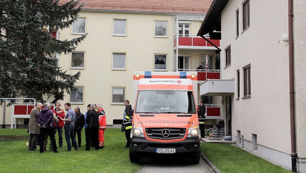 Einsatzkräfte vor dem Haus, in dem die Frau gefunden wurde (Bild: APA/AFP/dpa/Josef Reisner)