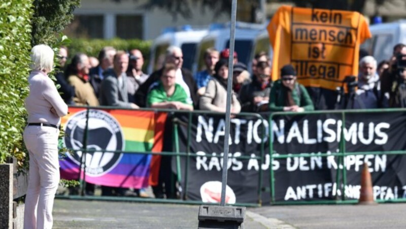 Der Besuch wurde von Protesten gegen nationalistische Politik begleitet. (Bild: APA/dpa/Uwe Anspach)