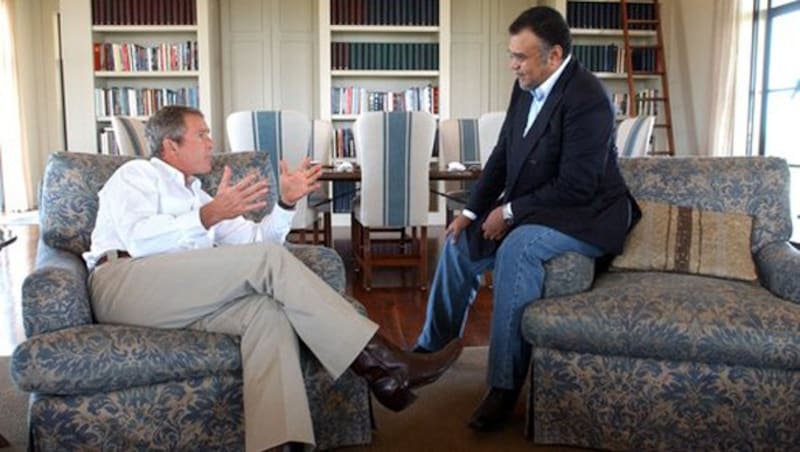 Prinz Bandar und US-Präsident George W. Bush bei einem Treffen im August 2002 (Bild: White House Photo)