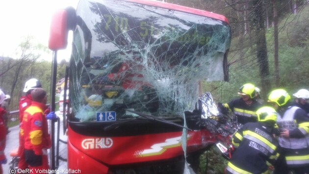 Der Buslenker wurde schwer verletzt ins UKH Graz geflogen. (Bild: Rotes Kreuz)