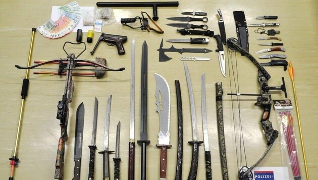 Alle diese Stichwaffen hat der 31-jährige Dealer legal erworben. (Bild: Polizei Klagenfurt)