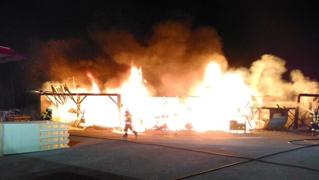 Das Gebäude stand komplett in Flammen. (Bild: APA/FF KRAUBATH A.D. MUR)