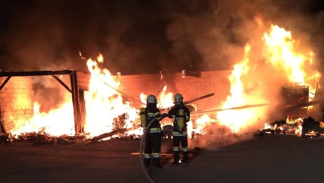 In Kraubath stand eine Firmenhalle in Flammen, 110 Feuerwehrleute waren im Einsatz. (Bild: BFV Leoben/Bernd Strohhäussl)