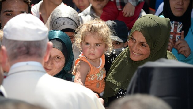 Papst Franziskus mit Flüchtlingen im Auffanglager Moria auf Lesbos (Bild: APA/AFP/Filippo Monteforte)