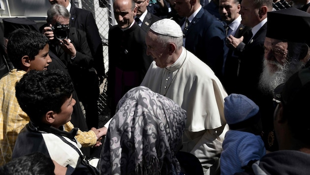 Papst Franziskus im Gespräch mit Flüchtlingen im Aufnahmelager Moria (Bild: APA/AFP/Aris Messinis)