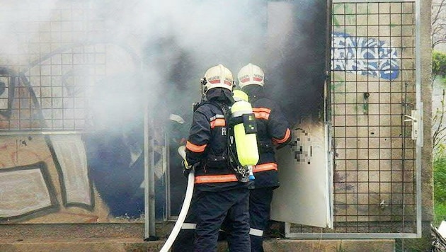 Die Feuerwehrleute beim Löscheinsatz (Bild: APA/MA 68-LICHTBILDSTELLE)