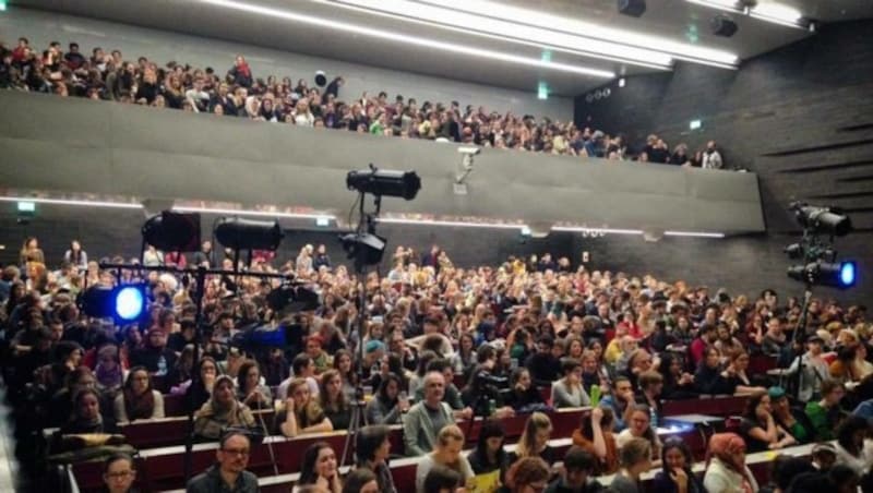 Das Publikum im Audimax vor der Störaktion (Bild: facebook/oehuniwien)