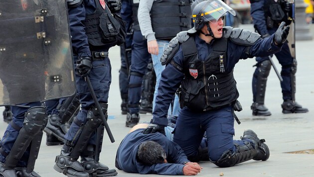 Demonstranten lieferten sich mit der Polizei in Paris eine Straßenschlacht. (Bild: AP)