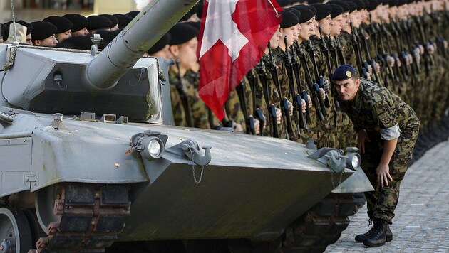 Das Bild zeigt den Panzer "Leopard 2" der Schweizer Armee. (Bild: AFP, wikipedia.org, thinkstockphotos.de)