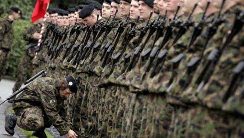 Die Schweizer Armee soll die Grenze zu Italien schützen. (Bild: FABRICE COFFRINI / AFP / picturedesk.com)