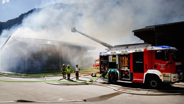 Die Firmenhalle wurde ein Raub der Flammen. (Bild: Gerhard Schiel)
