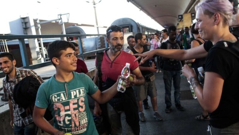 Flüchtlinge bei ihrer Ankunft (Bild: AFP)