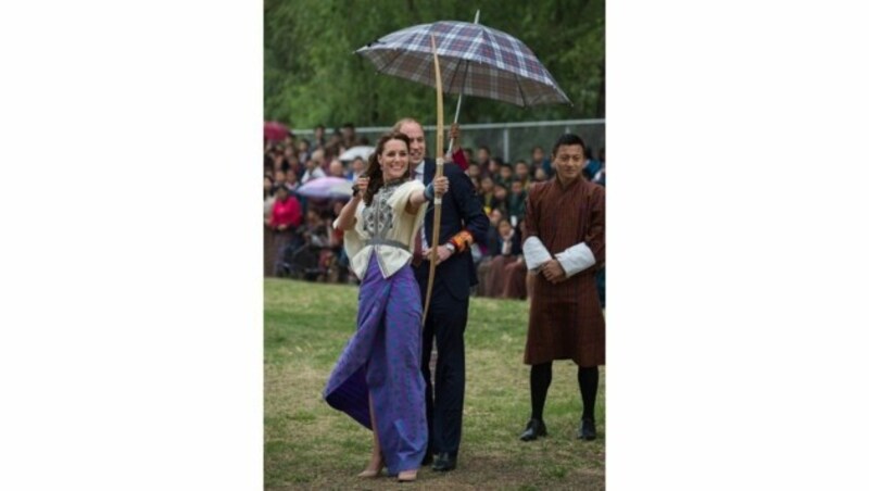 Herzogin Kate und Prinz William beim Bogenschießen in Bhutan. (Bild: AFP)