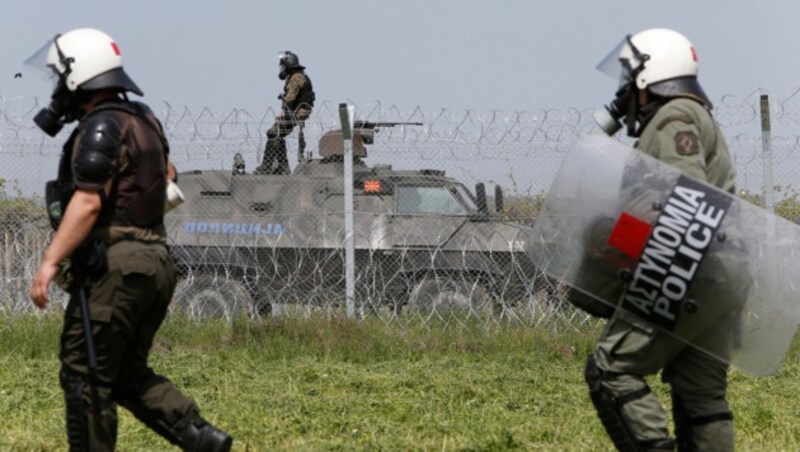 Griechische Grenzschützer in Idomeni (Bild: AP)