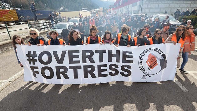 Eine Kundgebung gegen Grenzschließungen in Europa am 3. April am Brenner (Bild: Associated Press)