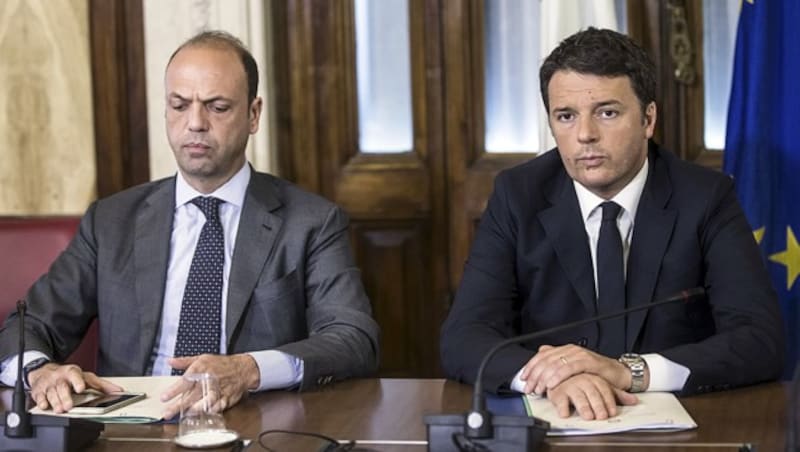 Italiens Innenminister Angelino Alfano (li.) mit Ministerpräsident Matteo Renzi (Bild: AP)