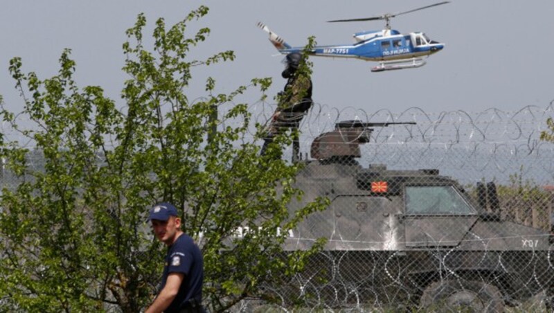 Die Grenze in Idomeni wird strengstens bewacht. (Bild: AP)