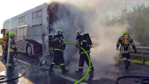 Das Heck des Röntgenbusses stand in Flammen. (Bild: Feuerwehr St. Pö…lten)