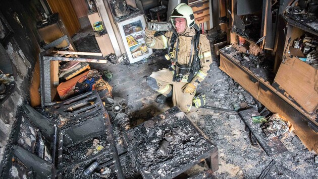 Die Wohnung der 58-Jährigen wurde beim Brand völlig zerstört. (Bild: fotokerschi.at/Werner Kerschbaummayr)