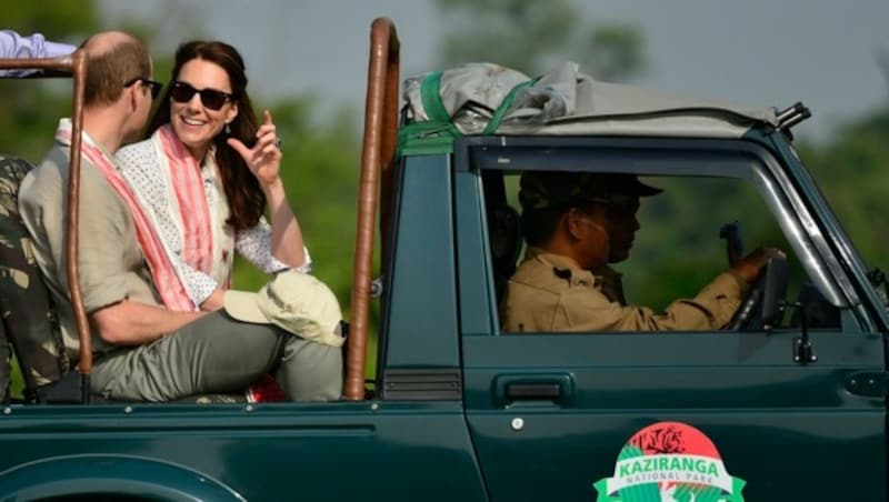 Kate und William beobachten seltene Panzernashörner, Zackenhirsche und Wasserbüffel. (Bild: EPA)