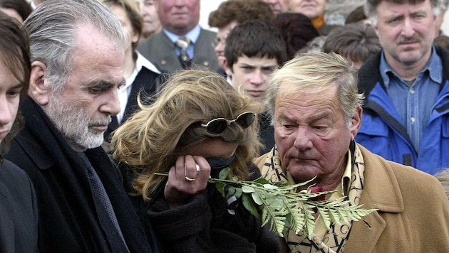 Maximilian Schell und sein Bruder Carl Schell 2005 beim Begräbnis von Schwester Maria Schell. (Bild: APA/GERT EGGENBERGER)