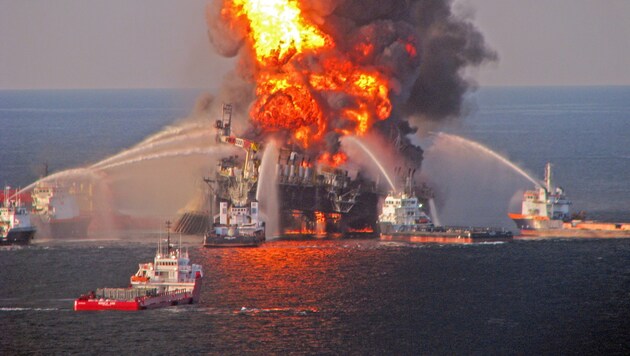 Direkt nach der Explosion versuchten Feuerlöschboote den Brand auf der Bohrinsel zu löschen. Der Austritt von fast 800 Millionen Litern Öl konnte jedoch nicht verhindert werden. (Bild: APA/EPA/US COAST GUARD)