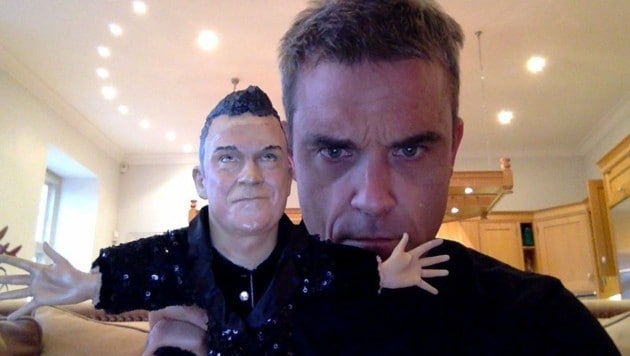 Robbie Williams' Tochter fürchtet sich vor seiner Puppe. Warum wohl? (Bild: twitter.com/robbiewilliams)
