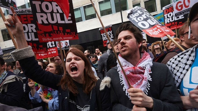Am Samstag protestierten in London Hunderte Menschen gegen den britischen Premier David Cameron. (Bild: AFP)