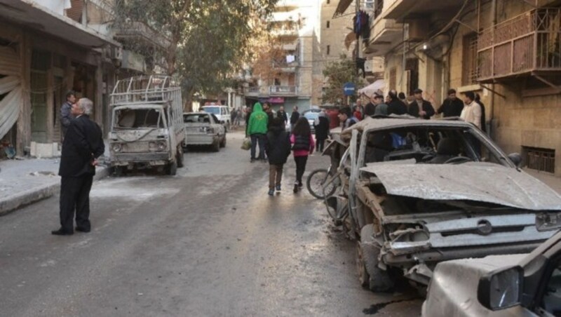 Ein von Regierungstruppen kontrolliertes Viertel in Aleppo nach einem Rebellenangriff (Bild: APA/AFP/GEORGE OURFALIAN)