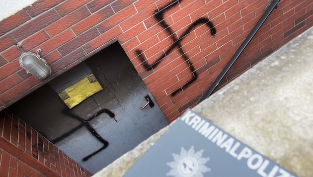 Der Syrer gab auch zu, Hakenkreuze an die Eingangstür und an die Mauer geschmiert zu haben. (Bild: APA/dpa/Frank Rumpenhorst)