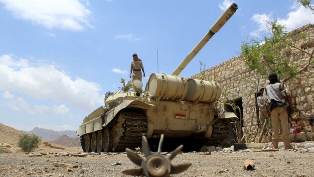 Soldaten der jemenitischen Regierung in der Nähe der Hauptstadt Sanaa (Bild: APA/AFP/NABIL HASSAN)