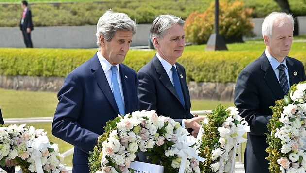 Historische Kranzniederlegung von US-Außenminister Kerry in Hiroshima (Bild: APA/AFP/POOL/KAZUHIRO NOGI)