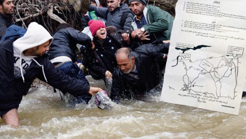 Flüchtlinge im Hochwasser führenden Grenzfluss, Flugblatt mit Wegbeschreibung (Bild: AFP PHOTO / DANIEL MIHAILESCU, "Krone")