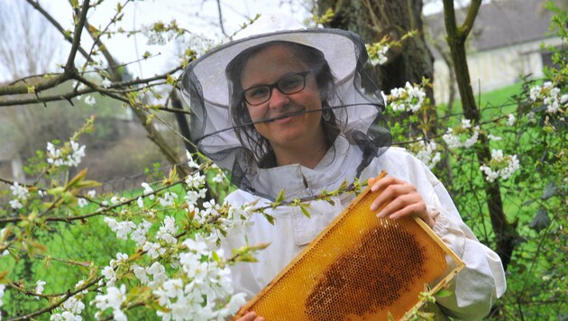 Imkerin Theresa Frühwirth freut sich über die Kirschblüte (Bild: Horst Einder)