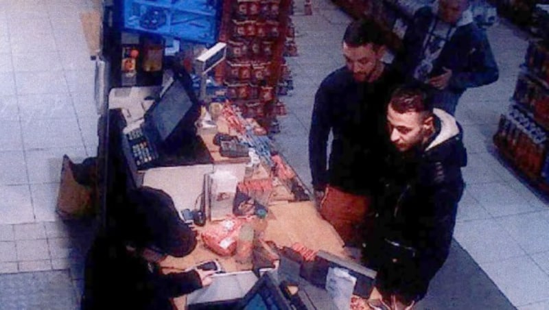 Mohammed Abrini und Salah Abdeslam in einem Tankstellenshop wenige Tage vor der Pariser Terrornacht (Bild: APA/AFP/OFF)