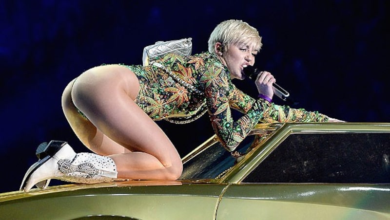 Miley Cyrus rekelt sich bei einem Auftritt im Barclays Center in New York lasziv auf einem Auto. (Bild: AFP/Jamie McCarthy)