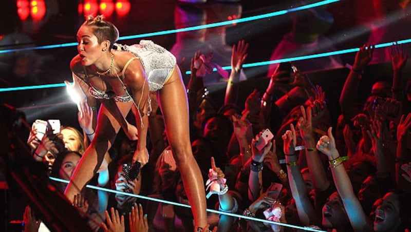 Miley Cyrus wackelt bei den MTV Video Music Awards 2013 mit ihrem Hintern. (Bild: AP/Charles Sykes)