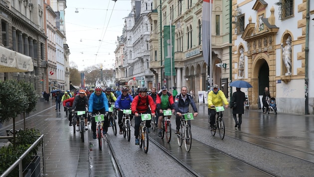 Für kurze Zeit war die Grazer Herrengasse in der Hand der Naturfreunde-Radfahrer. (Bild: Sepp Pail)