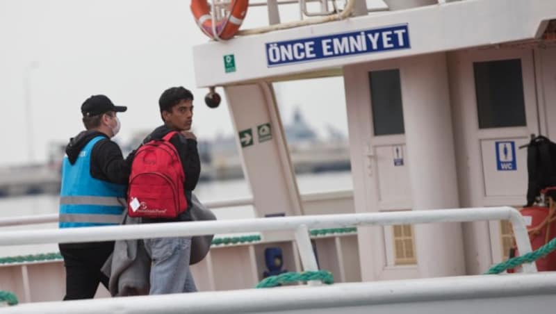 Migranten aus Pakistan werden auf Lesbos an Bord eines Schiffes Richtung Türkei gebracht. (Bild: AP)